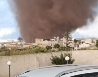 Doppia tromba marina nel Trapanese: distrutta una scuola a Marsala, un’auto finisce in un burrone