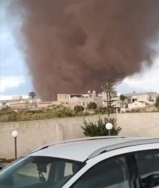 Doppia tromba marina nel Trapanese: distrutta una scuola a Marsala, un’auto finisce in un burrone