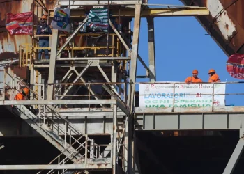 Vertenza Eurallumina, quattro operai asserragliati a 60 metri d’altezza