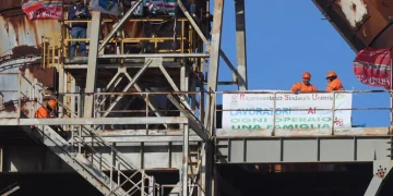 Vertenza Eurallumina, quattro operai asserragliati a 60 metri d’altezza
