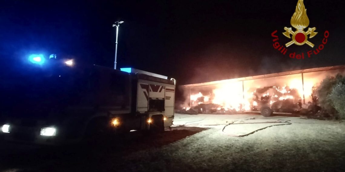 Guamaggiore, incendio in un’azienda agricola: capannoni in fiamme