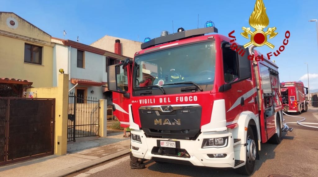 Incendio divampa in abitazione a Terralba, intervento dei Vigili del Fuoco