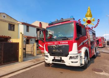 Incendio divampa in abitazione a Terralba, intervento dei Vigili del Fuoco