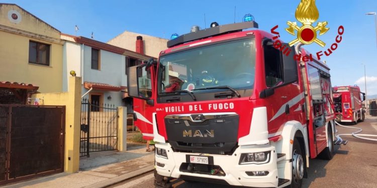 Incendio divampa in abitazione a Terralba, intervento dei Vigili del Fuoco