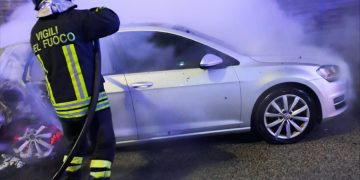 Attentato nella notte a Nuoro, data alle fiamme l’auto di un 37enne
