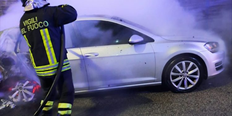 Attentato nella notte a Nuoro, data alle fiamme l’auto di un 37enne