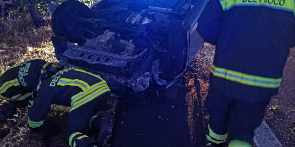 Si ribalta con l’auto sulla 131: una persona ferita
