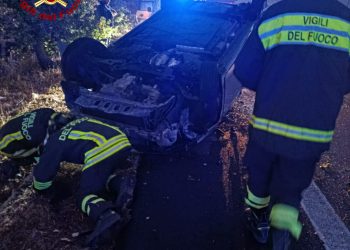 Si ribalta con l’auto sulla 131: una persona ferita