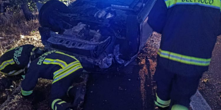 Si ribalta con l’auto sulla 131: una persona ferita