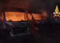 Terrore a Elmas, fiamme nella notte alla FedEx: undici furgoni distrutti