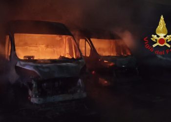 Terrore a Elmas, fiamme nella notte alla FedEx: undici furgoni distrutti
