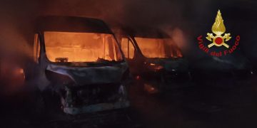 Terrore a Elmas, fiamme nella notte alla FedEx: undici furgoni distrutti