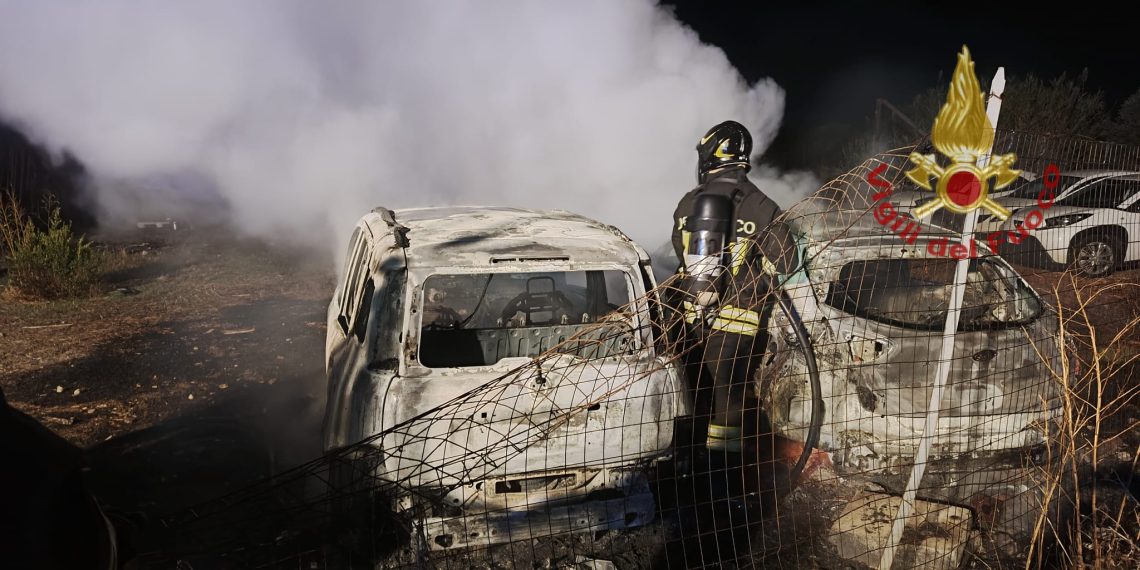 Auto in fiamme ad Assemini, in azione i Vigili del Fuoco