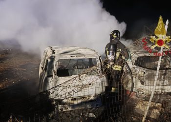 Auto in fiamme ad Assemini, in azione i Vigili del Fuoco