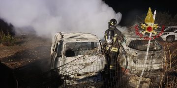 Auto in fiamme ad Assemini, in azione i Vigili del Fuoco