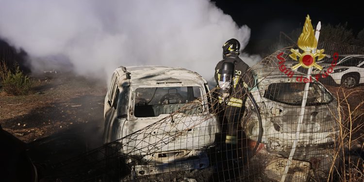 Auto in fiamme ad Assemini, in azione i Vigili del Fuoco