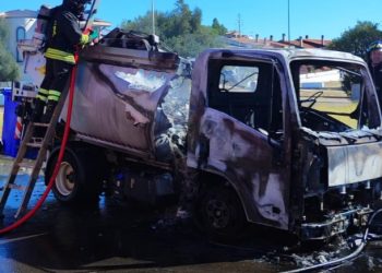 In fiamme autocompattatore a Selargius