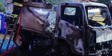 In fiamme autocompattatore a Selargius