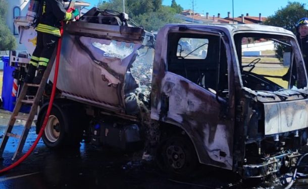 In fiamme autocompattatore a Selargius