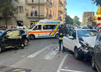 Brutto scontro tra due auto: tre persone ferite a Sassari