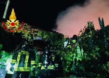 Paura a Olbia, in fiamme magazzino