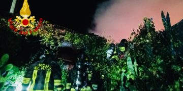 Paura a Olbia, in fiamme magazzino