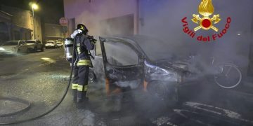 Auto in fiamme a Silì: intervento dei Vigili del Fuoco