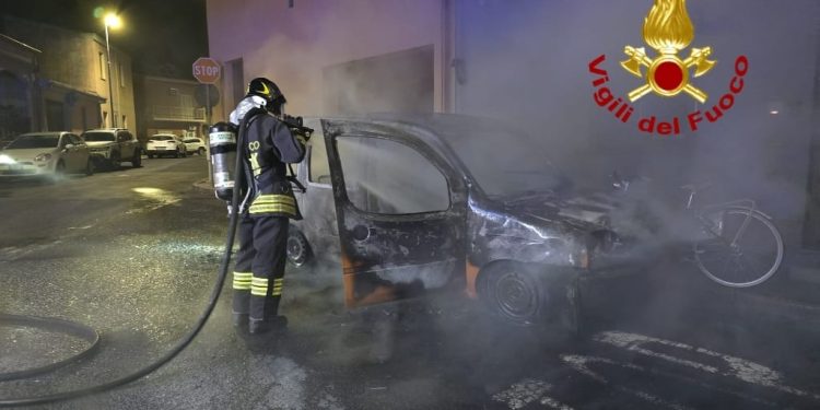 Auto in fiamme a Silì: intervento dei Vigili del Fuoco