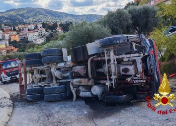 Betoniera si ribalta a Ozieri: intervento dei Vigili del Fuoco