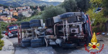 Betoniera si ribalta a Ozieri: intervento dei Vigili del Fuoco