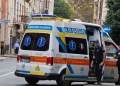 Si stacca un pannello da un palazzo a Sassari, ferita una ragazza
