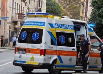 Si stacca un pannello da un palazzo a Sassari, ferita una ragazza