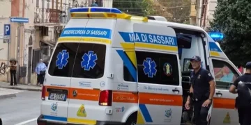 Si stacca un pannello da un palazzo a Sassari, ferita una ragazza