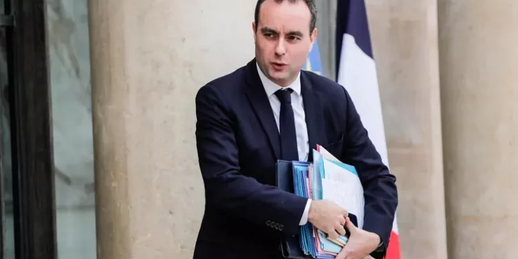 Caos in Francia, premier Lecornu ordina l’attuazione di ‘diversi coprifuoco’