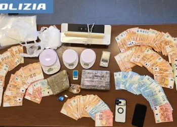 La polizia arresta 39enne e sequestra 2 kg di cocaina allo stato solido