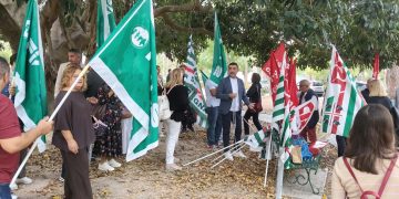 Assemblea protesta dei dipendenti di Asl e ospedali: sit-in al Santissima Trinità