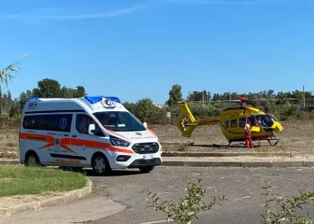 Cade da un’impalcatura e batte la testa, grave operaio di 56 anni