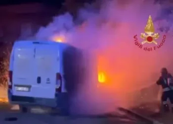Notte di paura ad Assemini, furgone in sosta distrutto da un incendio