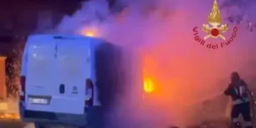 Notte di paura ad Assemini, furgone in sosta distrutto da un incendio