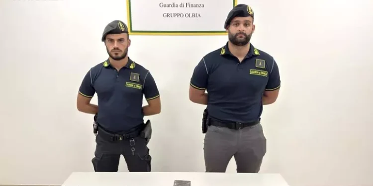 Riceve 2 chili di hashish per posta dalla Spagna, arrestato a Olbia