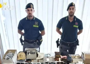 Cinquemila articoli contraffatti sequestrati nel Sassarese, una denuncia
