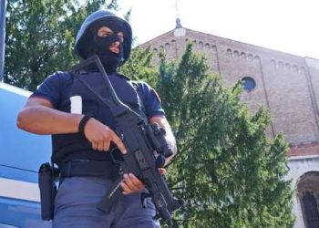 Attentato alla fibra ottica a Genova, black out della rete: si indaga per terrorismo