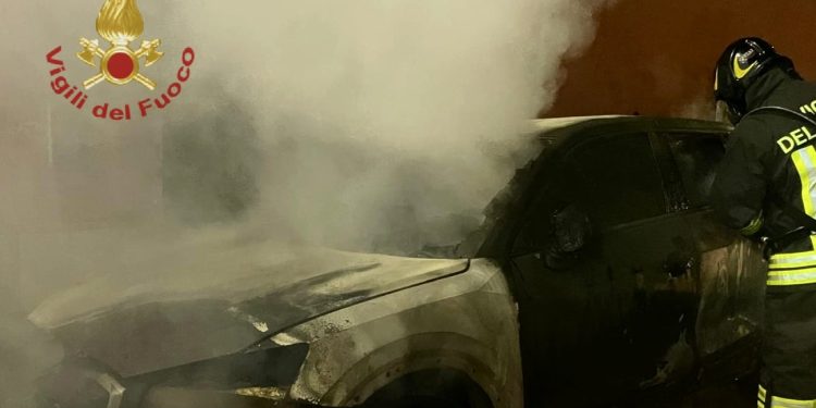 Notte di paura a Quartu, in fiamme furgone e auto