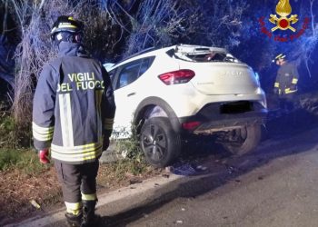 Baia Sardinia, esce di strada con l’auto che rimane incastrata nel guard rail: un ferito