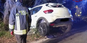 Baia Sardinia, esce di strada con l’auto che rimane incastrata nel guard rail: un ferito
