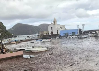 Temporale a Lipari, esondati torrenti, fango in strade e case allagate