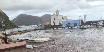 Temporale a Lipari, esondati torrenti, fango in strade e case allagate