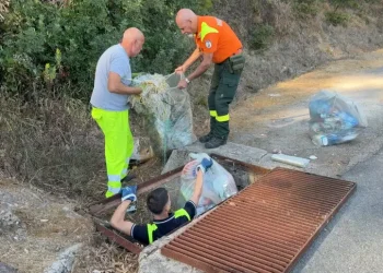 Castelsardo, recuperate 2 tonnellate di rifiuti abbandonati su statale 134