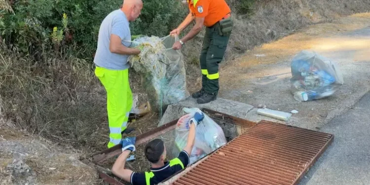Castelsardo, recuperate 2 tonnellate di rifiuti abbandonati su statale 134