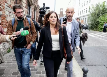 Annullata la condanna a Ilaria Salis nella causa con gli ex collaboratori